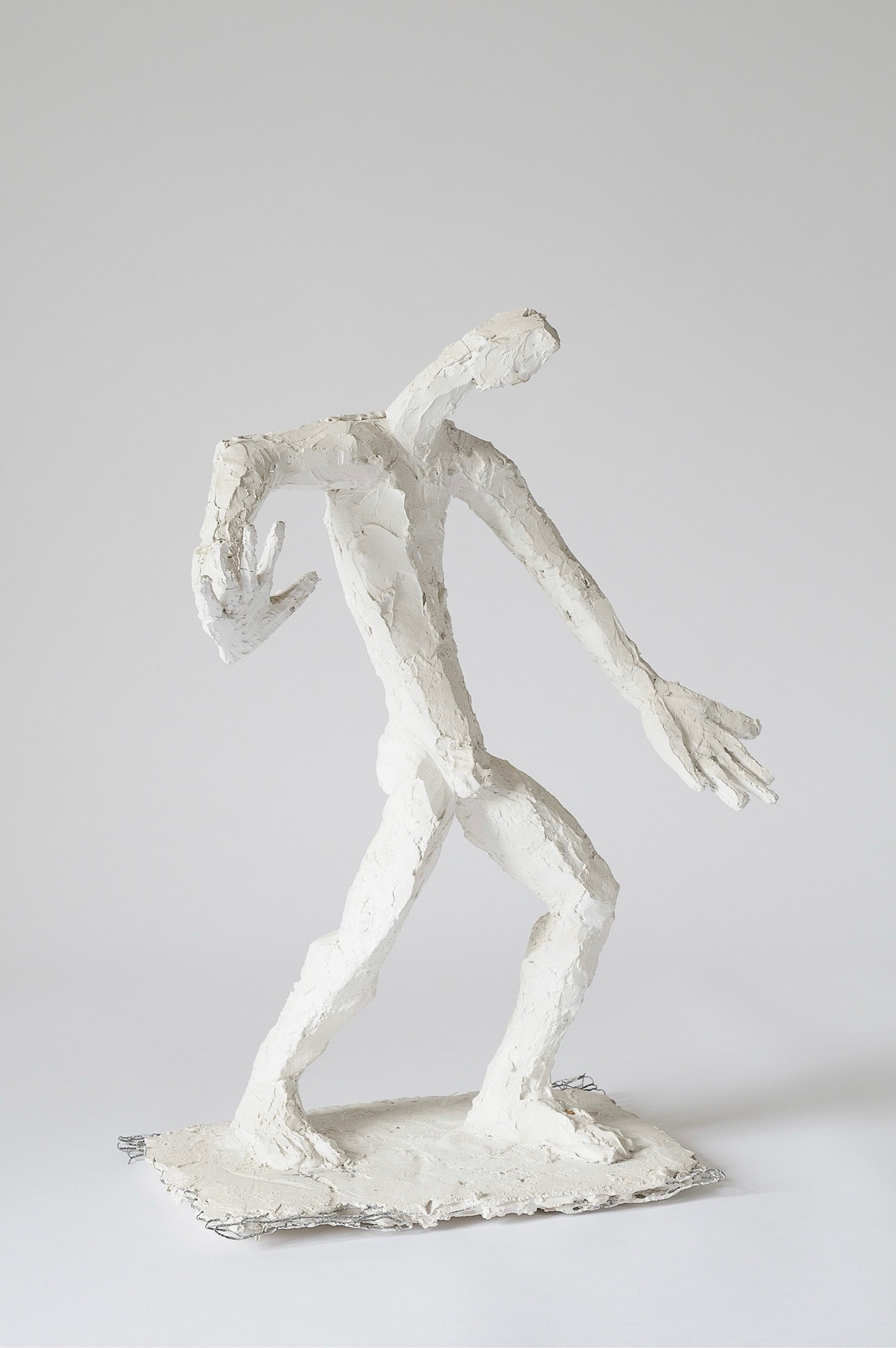 Homme debout, plâtre, 45x35 cm.