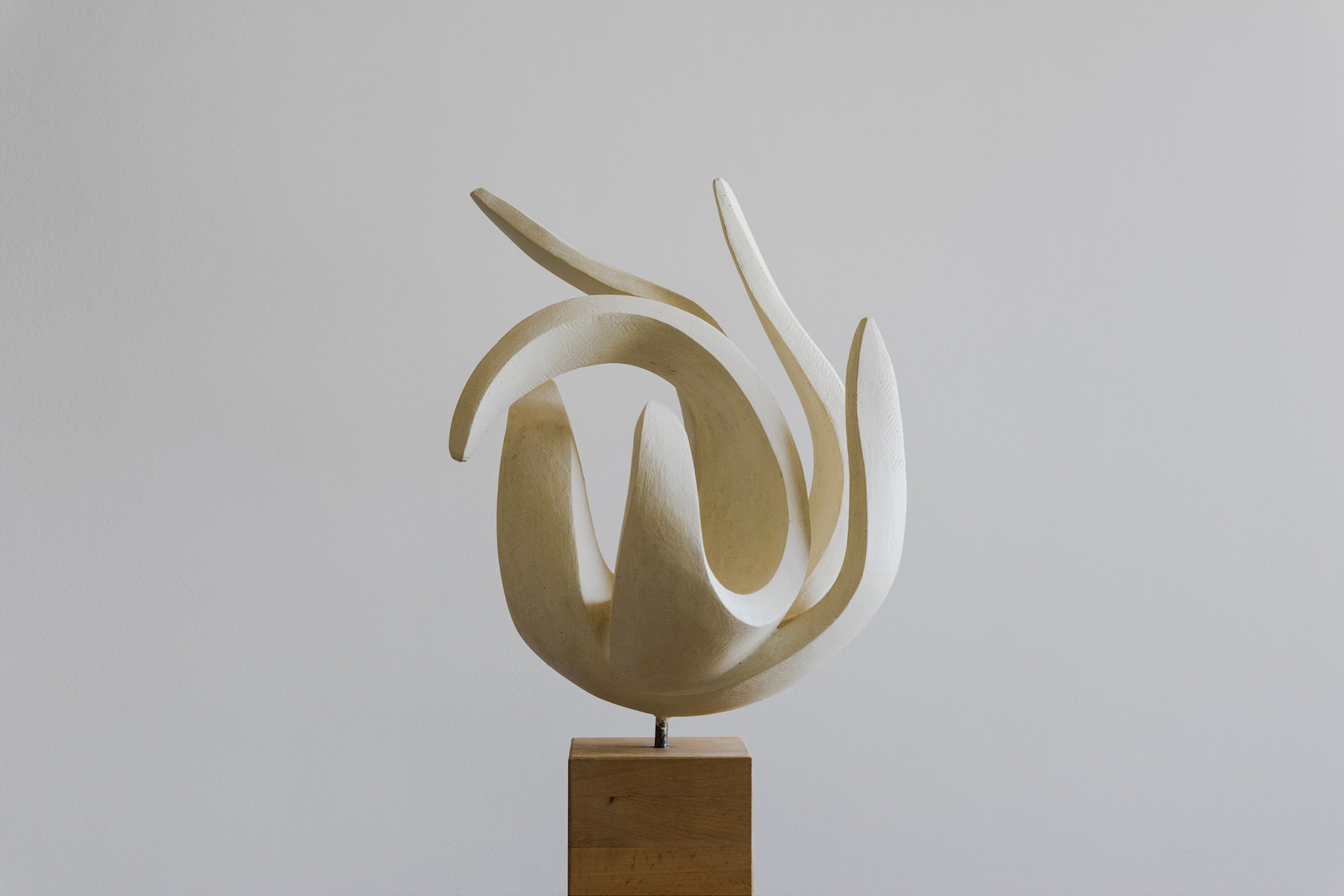 En Mouvement I, plâtre, 45x27 cm.