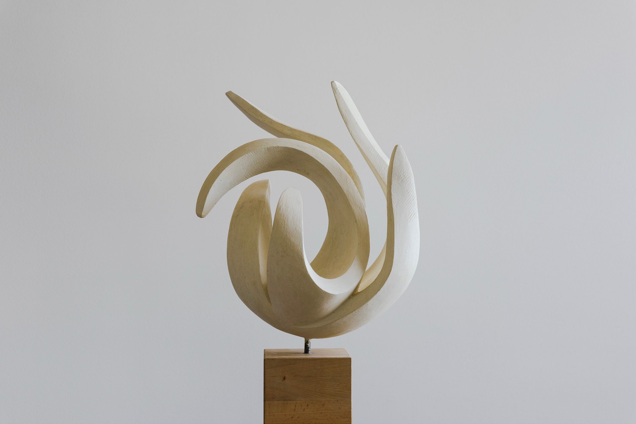 En Mouvement I, plâtre, 45x27 cm.