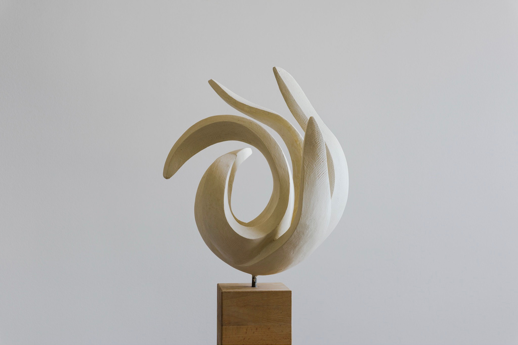 En Mouvement I, plâtre, 45x27 cm.